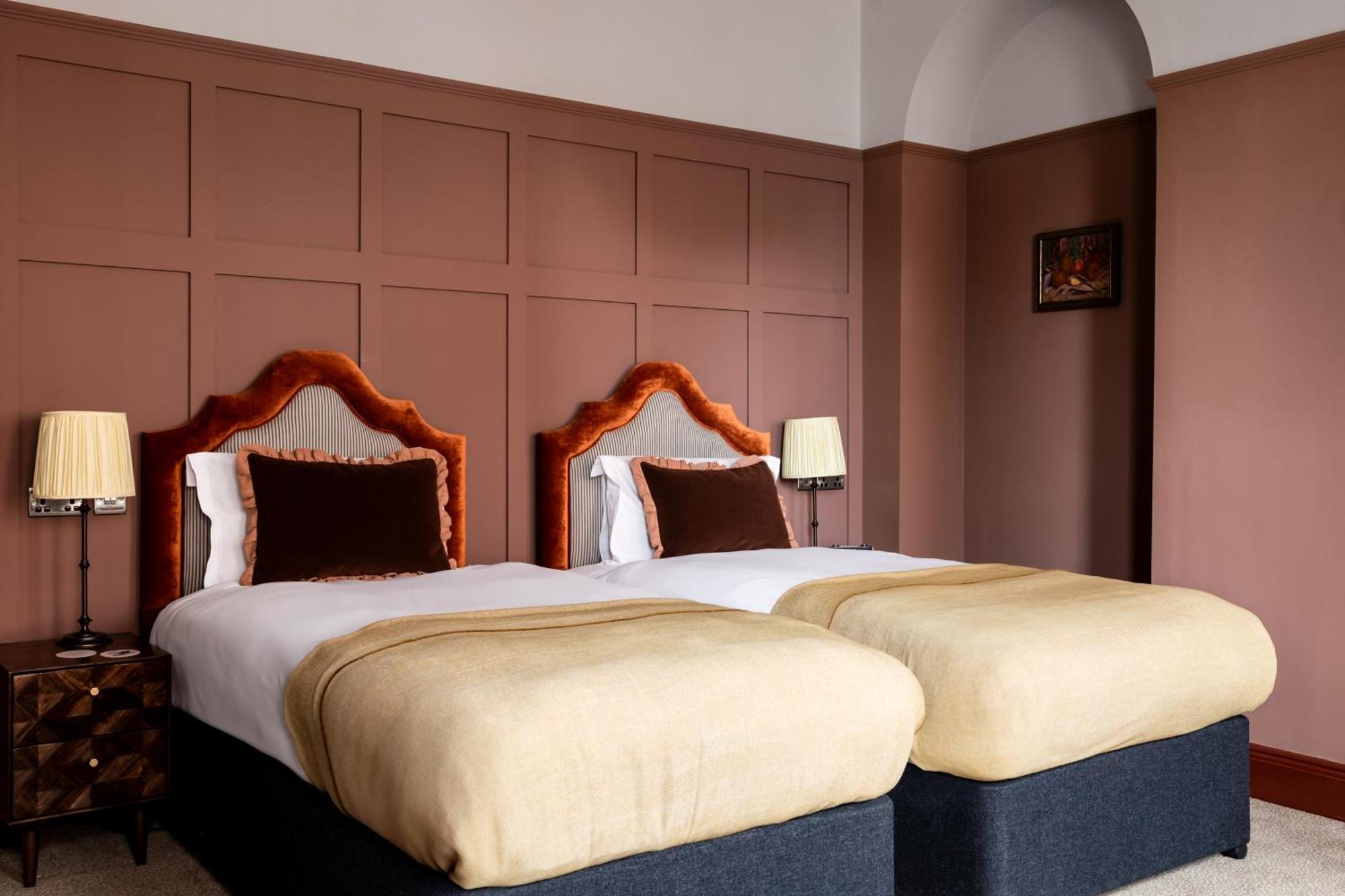 Crown Hotel Чертси Экстерьер фото