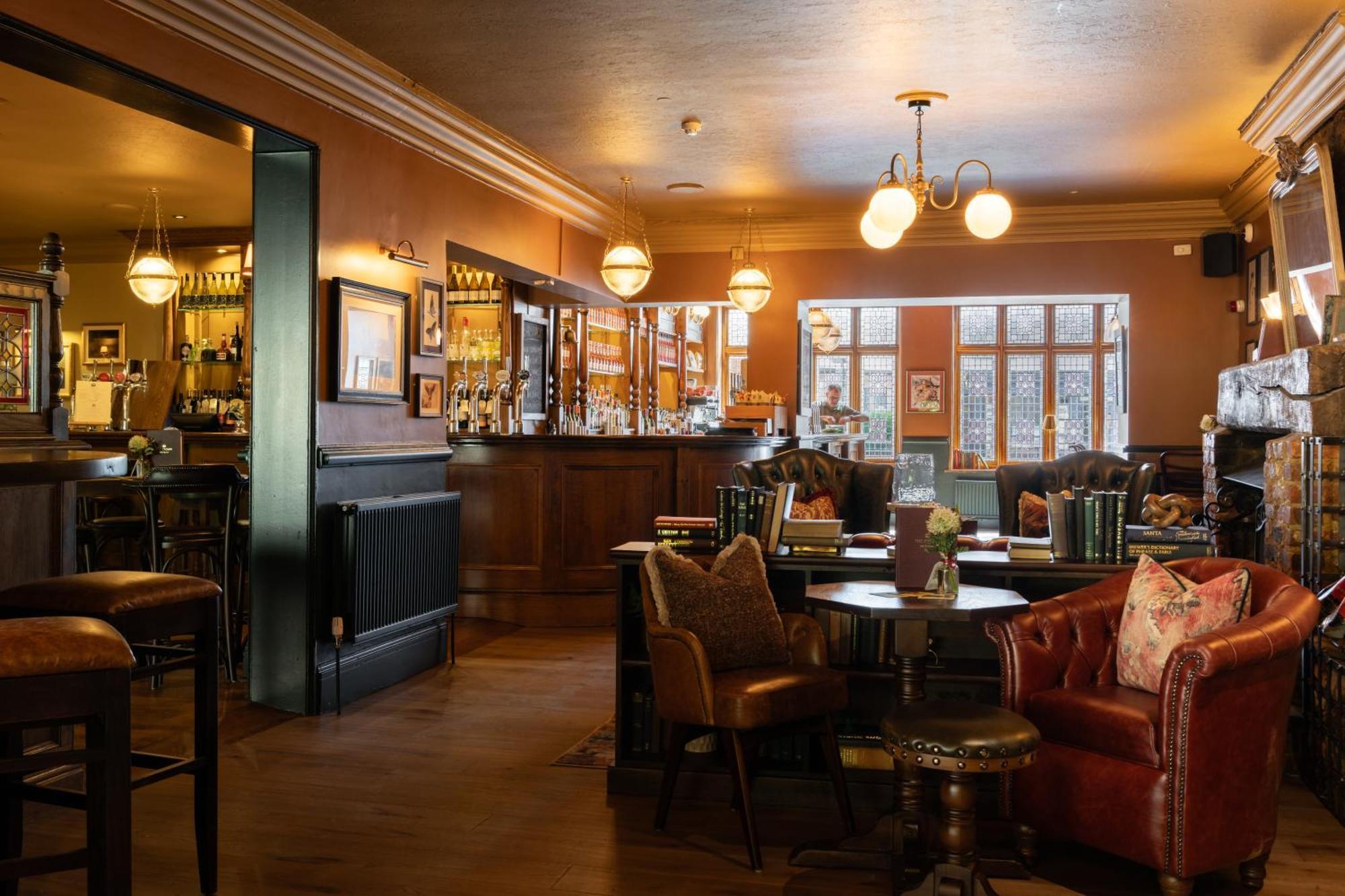 Crown Hotel Чертси Экстерьер фото