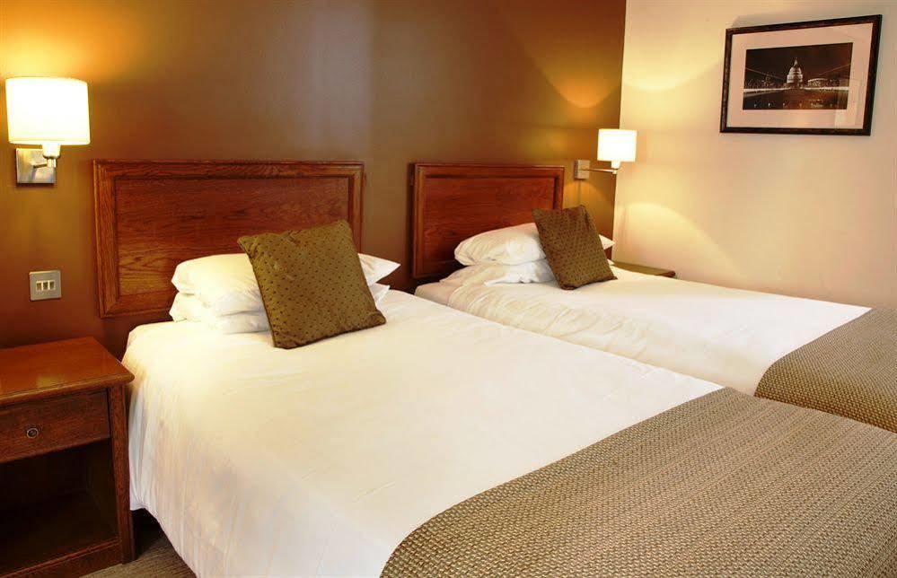 Crown Hotel Чертси Экстерьер фото
