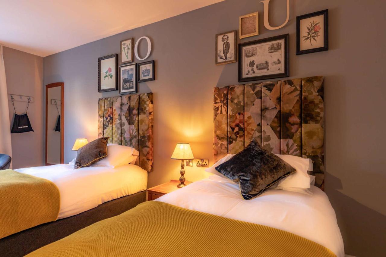 Crown Hotel Чертси Экстерьер фото